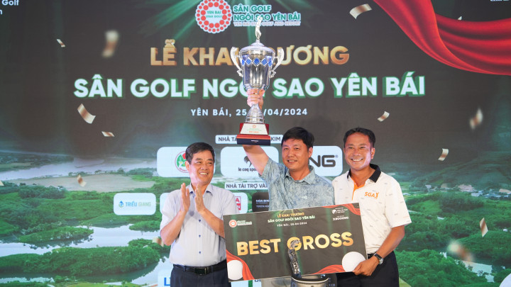 Golfer Tưởng Thanh Tùng để lại dấu ấn tại sân golf Ngôi Sao Yên Bái bằng điểm eagle và chiếc cúp vô địch