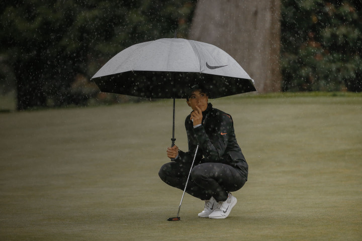 Trời mưa ảnh hưởng thế nào đến hoạt động chơi golf?
