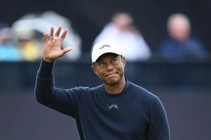 Tiger Woods chia tay The Open với chỉ 3 birdie tại Royal Troon