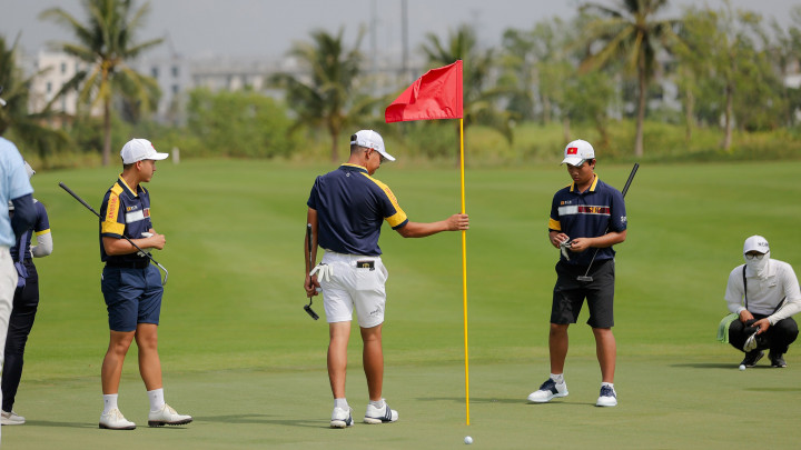 Nomura Cup 2024: Tuyển Việt Nam kém vị trí dẫn đầu của Trung Quốc 1 gậy sau vòng mở màn