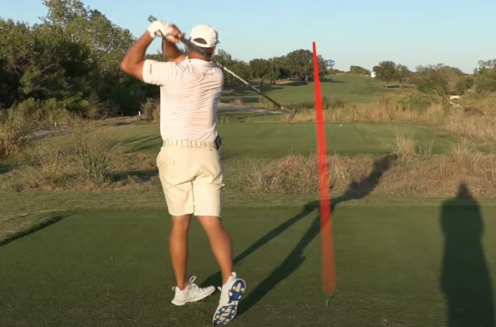 Bryson DeChambeau phát bóng 282 yard bằng gậy putter