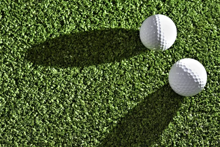 Luật Golf: Có bị phạt khi hai bóng va vào nhau trên green?