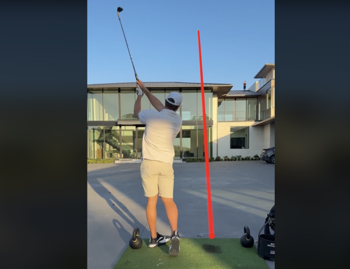 Bryson DeChambeau thử thách ghi hole in one qua mái nhà