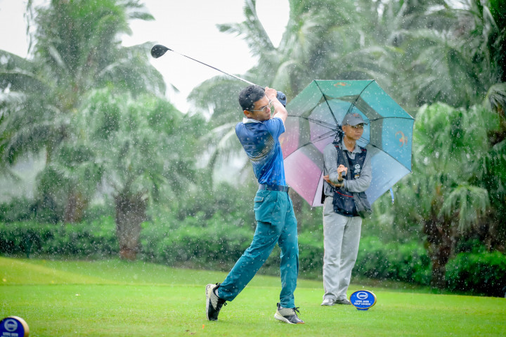 Vòng loại II - Long Bien Golf Course Championship: Các golfer thi đấu dưới mưa để tìm ra chủ nhân 48 vé vào Vòng chung kết