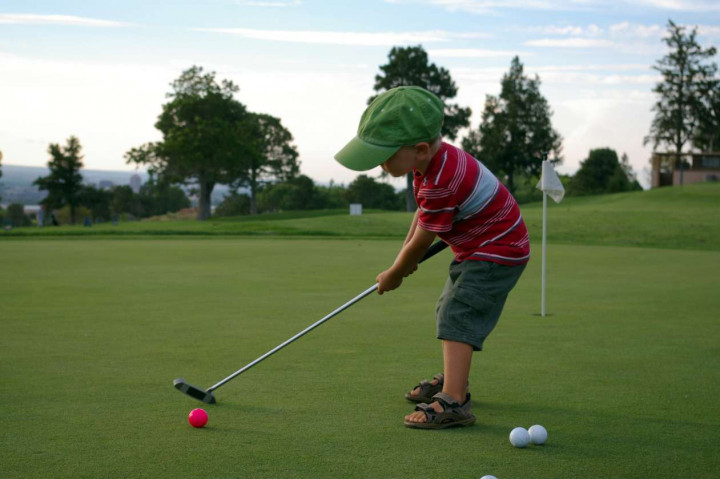 Trẻ em có thể học chơi golf từ mấy tuổi, và lợi ích tiếp xúc sớm là gì?