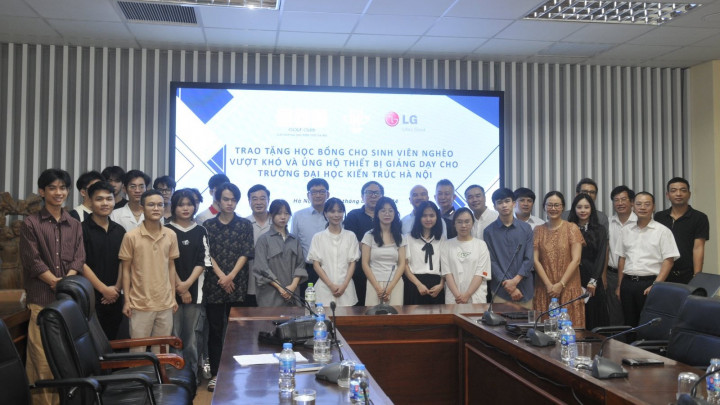 20 suất học bổng được CLB golf HAU trao đến tay các em sinh viên nghèo vượt khó của trường Đại học Kiến trúc Hà Nội