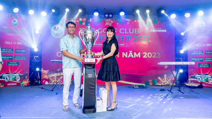 Golfer Nguyễn Thái Hà là chủ nhân chiếc cup Luân lưu năm 2023 của CLB 1982