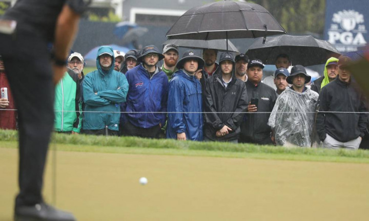 PGA Championship: Đứng chờ bóng rơi vào hố trong 35 giây, golfer bị phạt 1 gậy