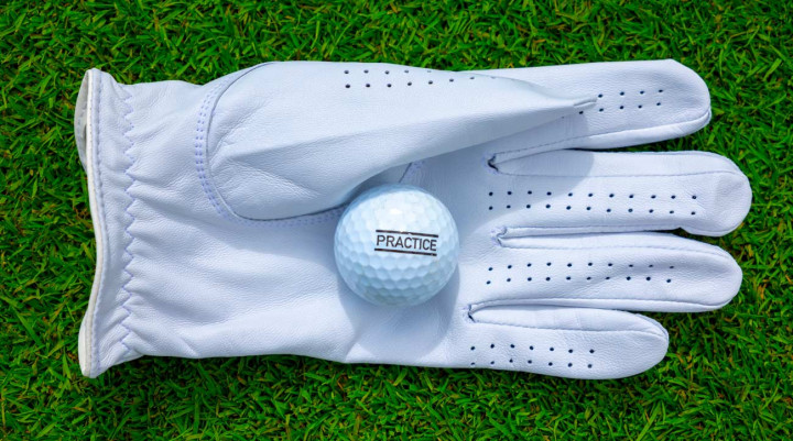 Dùng găng tay có phải đúng luật golf?