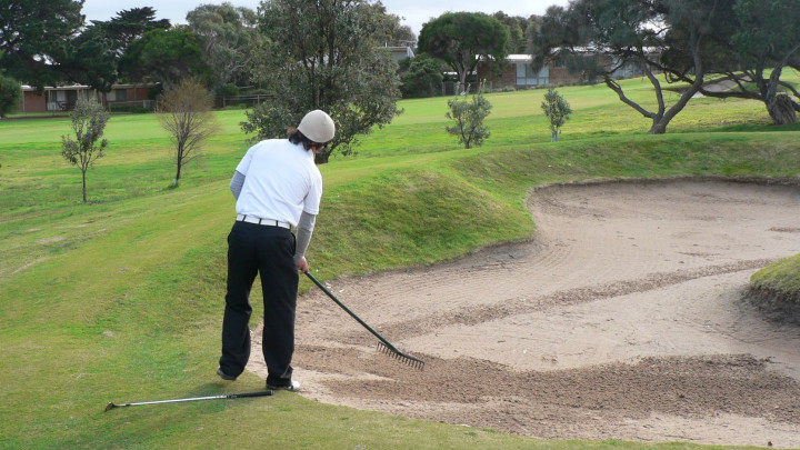 Tư vấn luật Golf: Tôi đang ở trong một bẫy cát kém chất lượng. Tôi có thể kiểm tra cát để đảm bảo không làm hỏng gậy của mình không?