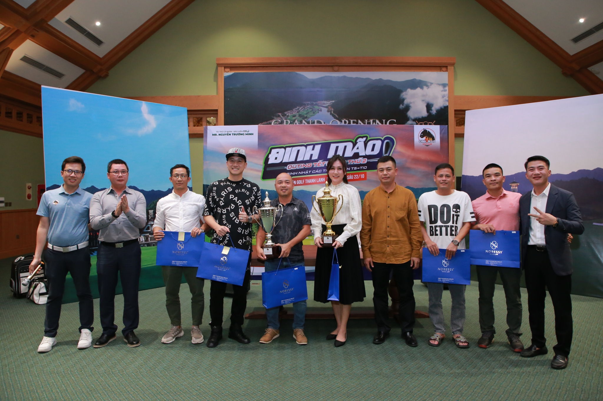 Golfer Phạm Minh Chi và Dương Xuân Trung giành cúp trong buổi Outing CLB Đinh Mão